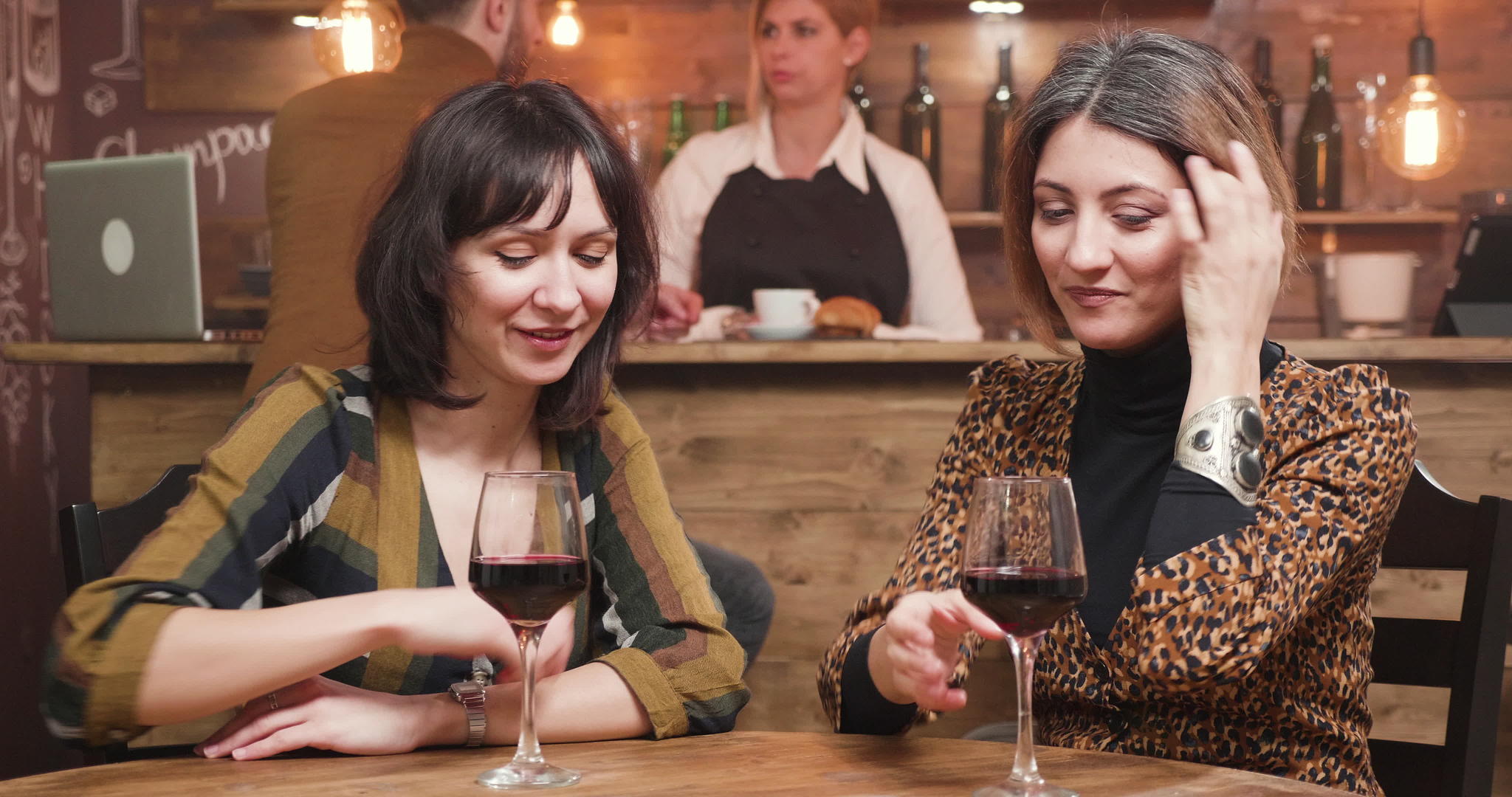 美丽的年轻美女用一杯酒庆祝她们的友谊视频的预览图
