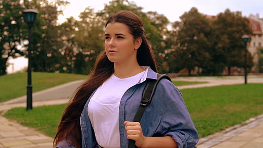 背着背包的年轻女性视频的预览图