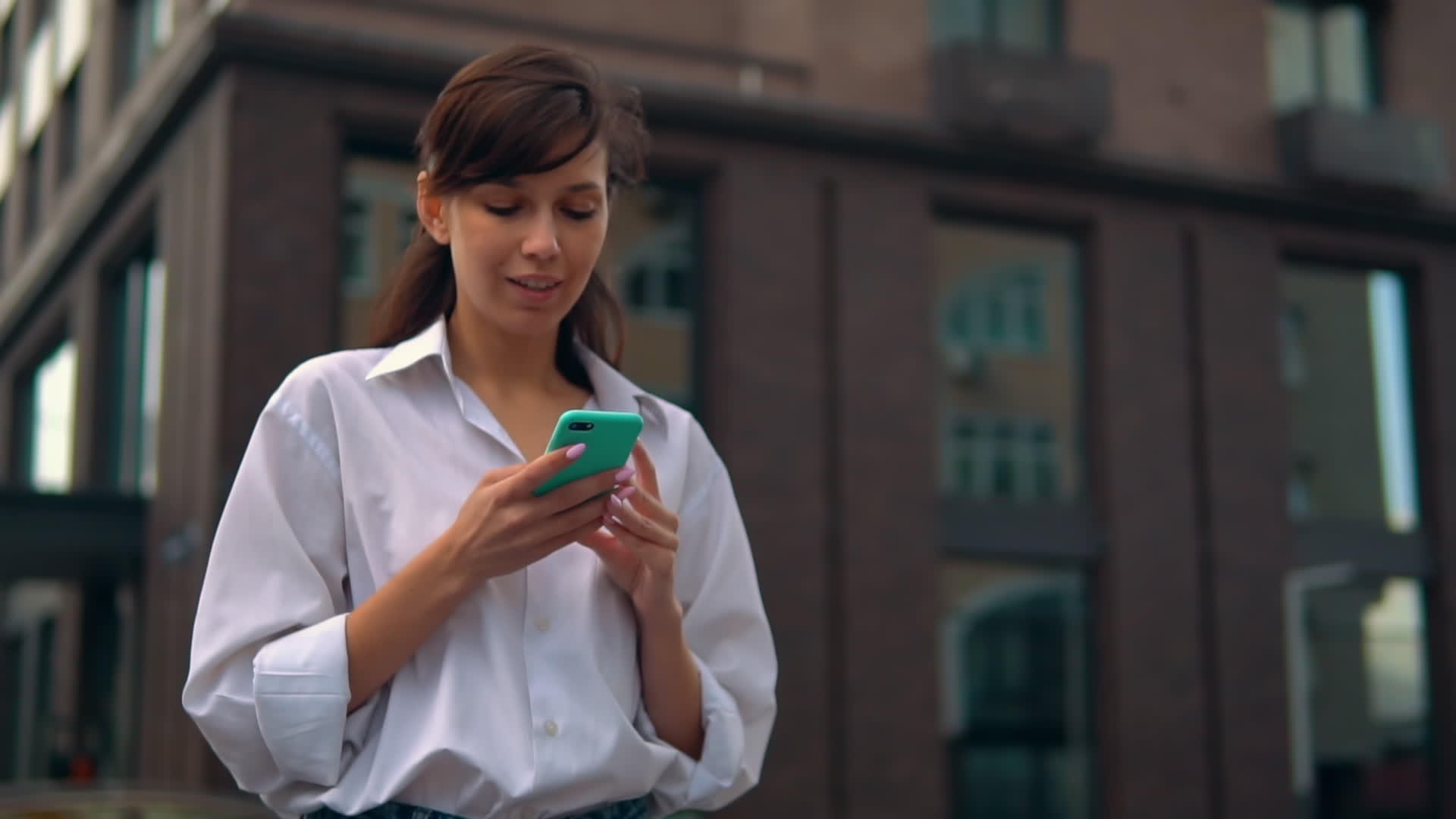 快乐女性在跑步时使用智能手机视频的预览图
