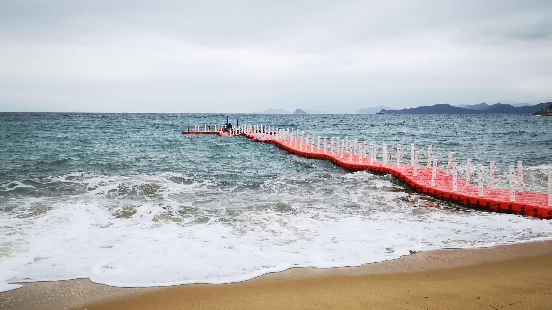 实拍波涛汹涌海浪沙滩视频的预览图