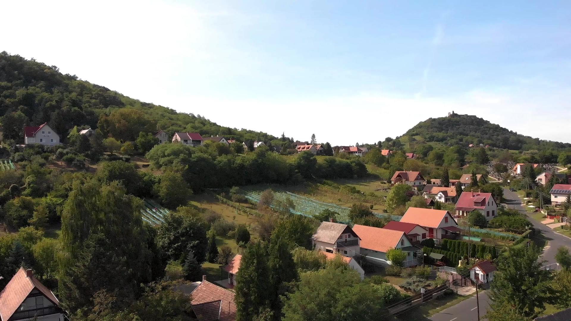古老吉祥的小礼拜堂在村里Szigliggt视频的预览图