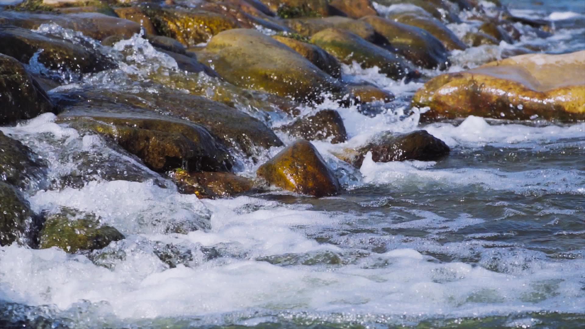4K实拍山涧流水自然风光高山流水溪流升格慢动作视频的预览图