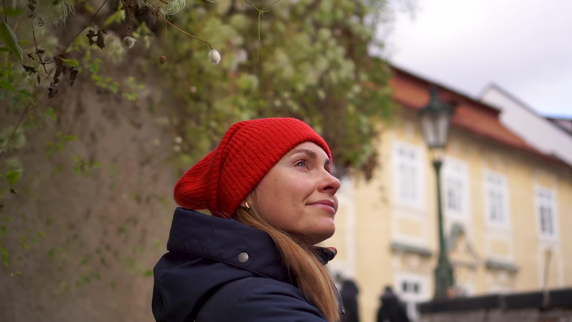 穿着红帽子的年轻美女发现了普莱格切奇老城视频的预览图