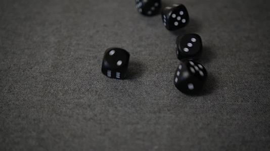 掷骰子的四个版本中的所有六个点都掉了出来灰色背景选择性焦点视频的预览图
