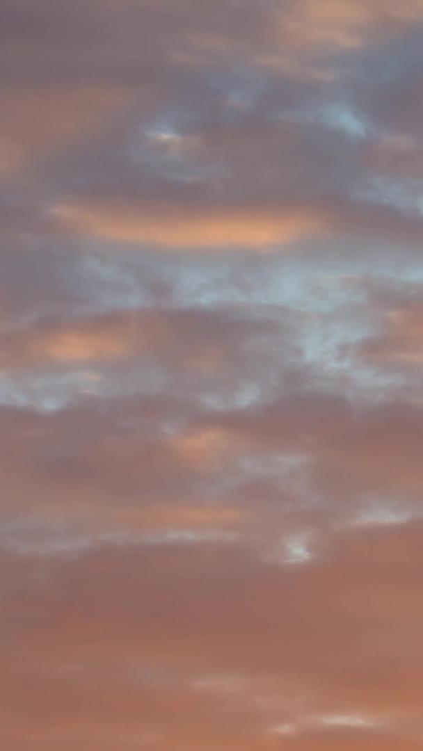 自然景观阳光洒在白云上空镜头背景素材视频的预览图