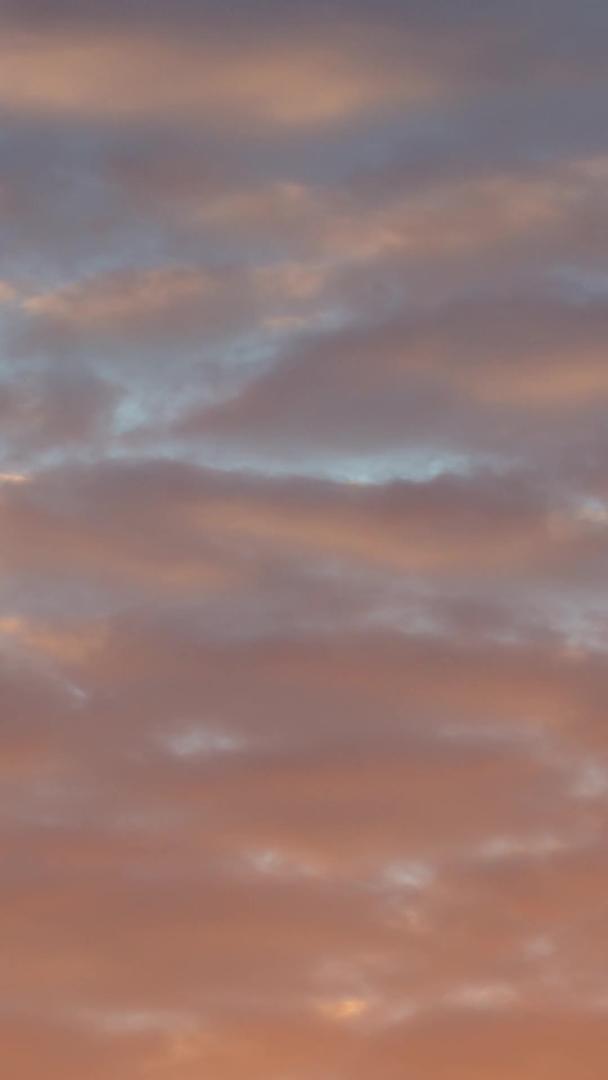 自然景观阳光洒在白云上空镜头背景素材视频的预览图