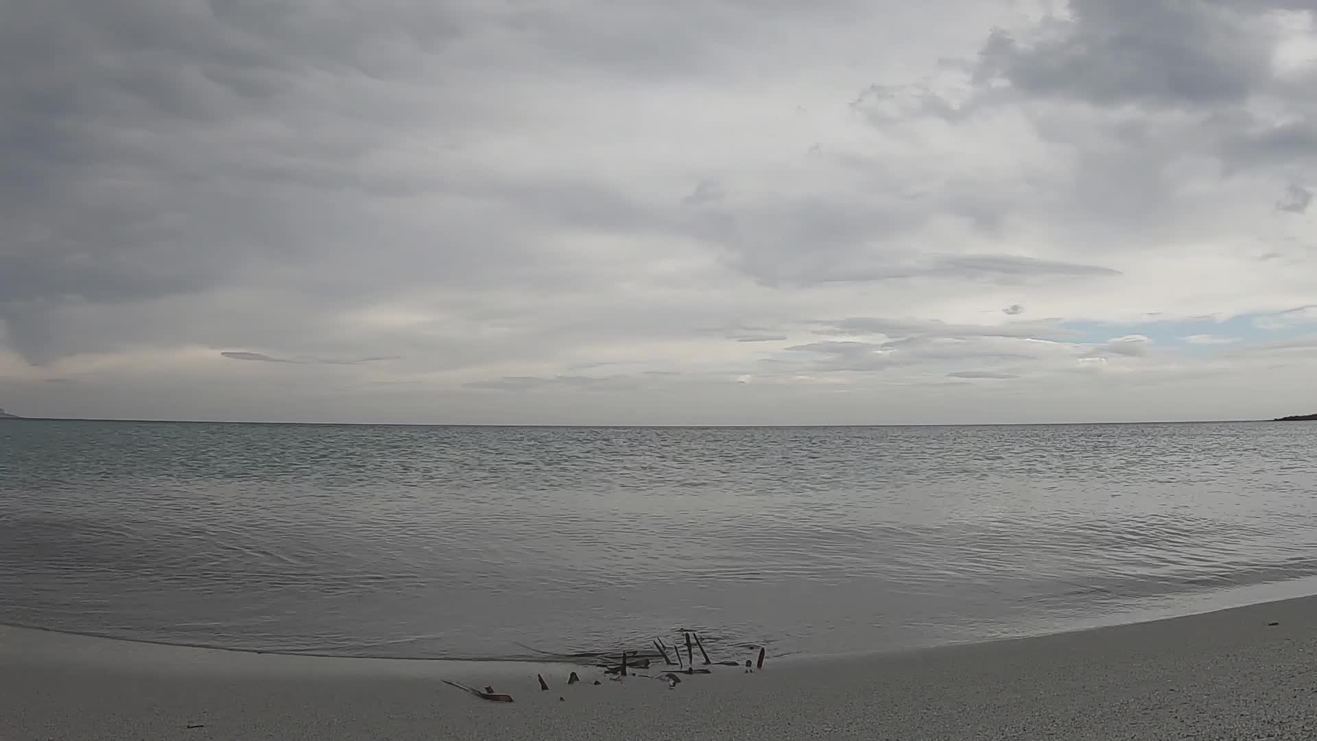 海平面的灰色天空几乎是平的颜色平坦视频的预览图