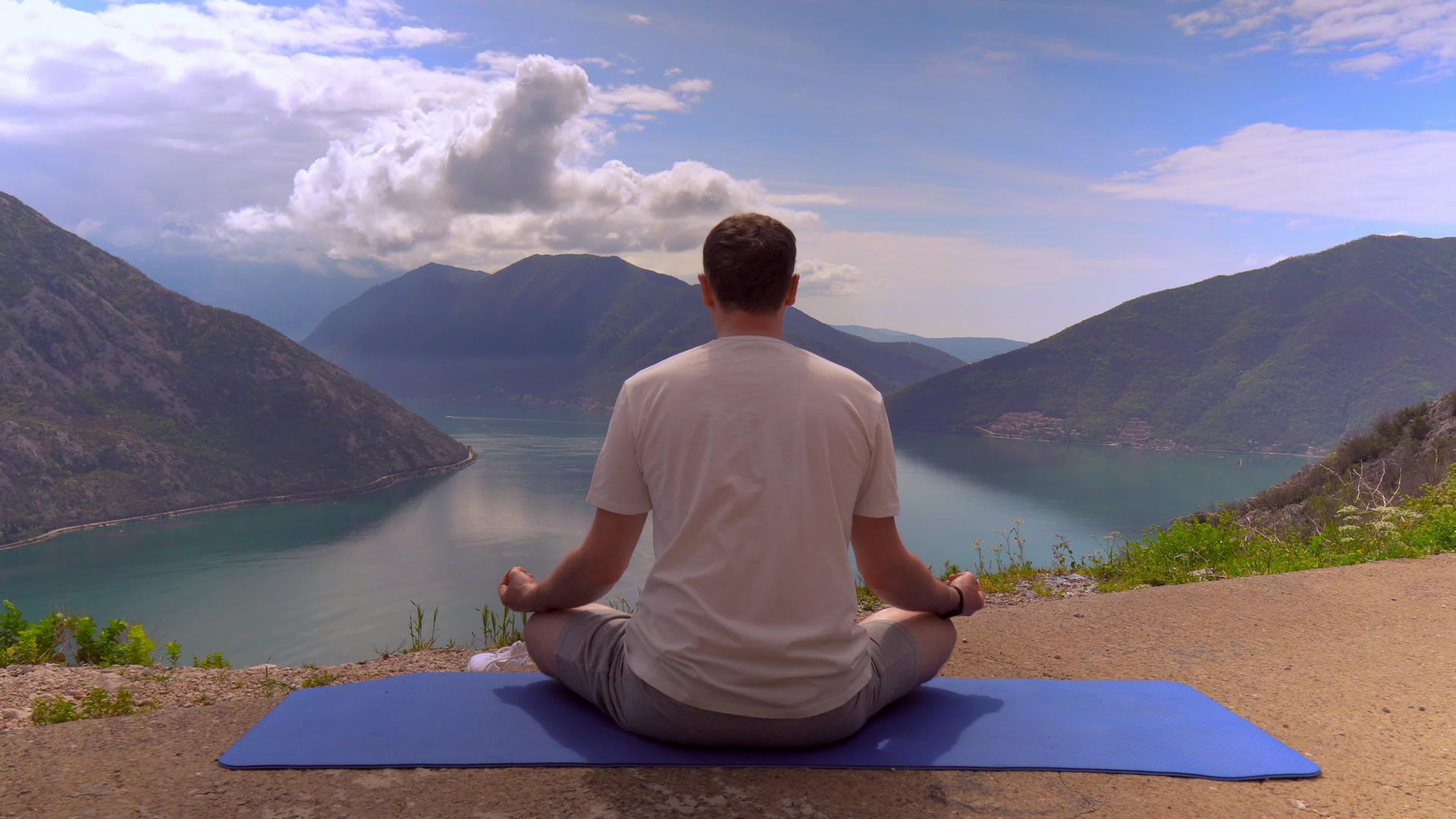 在山上做瑜伽享受风景视频的预览图