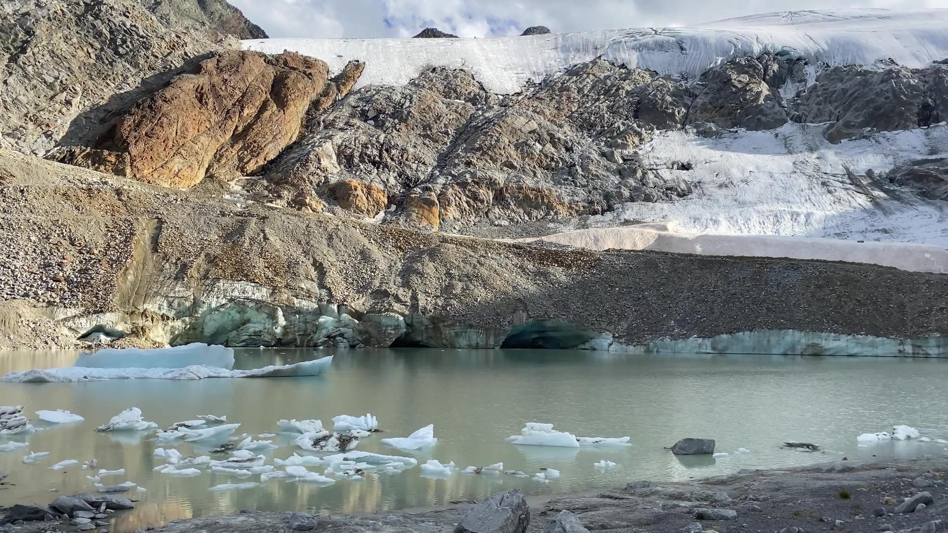 蒂芬巴赫冰川位于菲茨塔尔阿尔卑斯山的蒂芬巴赫冰川视频的预览图