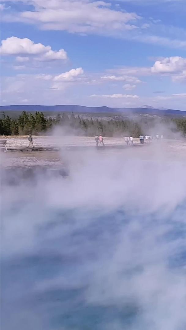美国黄石地热温泉视频的预览图