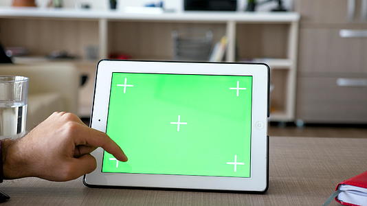 用手触摸数字调味卷饼用绿色屏幕染色体模拟卷饼视频的预览图
