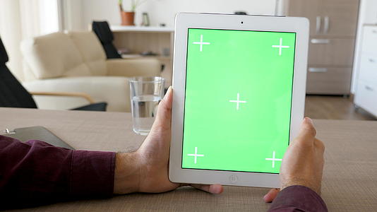 数字平板电脑的垂直位置模拟绿屏染色体视频的预览图