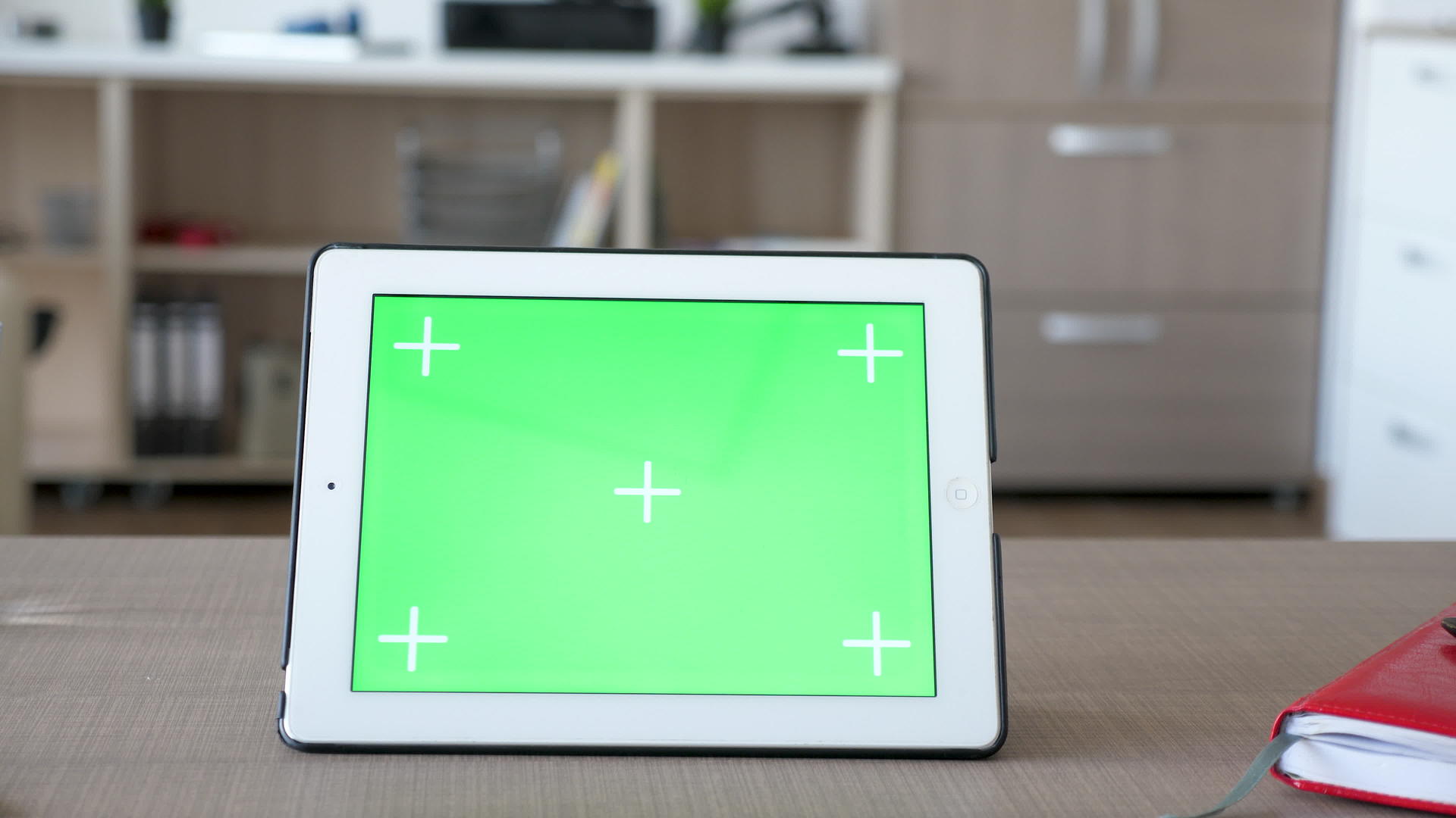 数字平板电脑在表格上添加绿色屏幕染色体模型视频的预览图