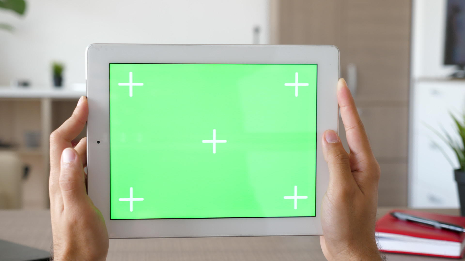 男子在水平模式下持有一个大数字黄瓜球杆并使用绿色屏幕视频的预览图
