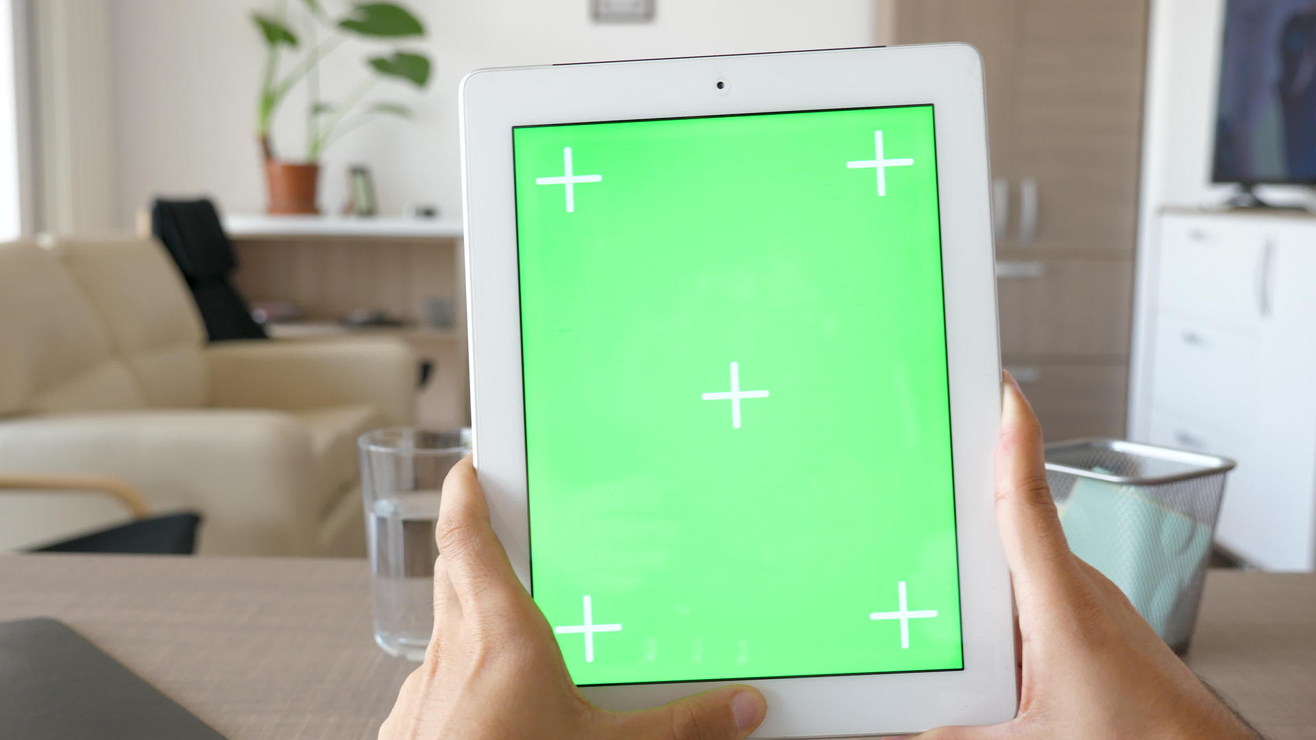 在数字平板电脑中使用绿色屏幕染色体模型Pc上缓慢滑动视频的预览图