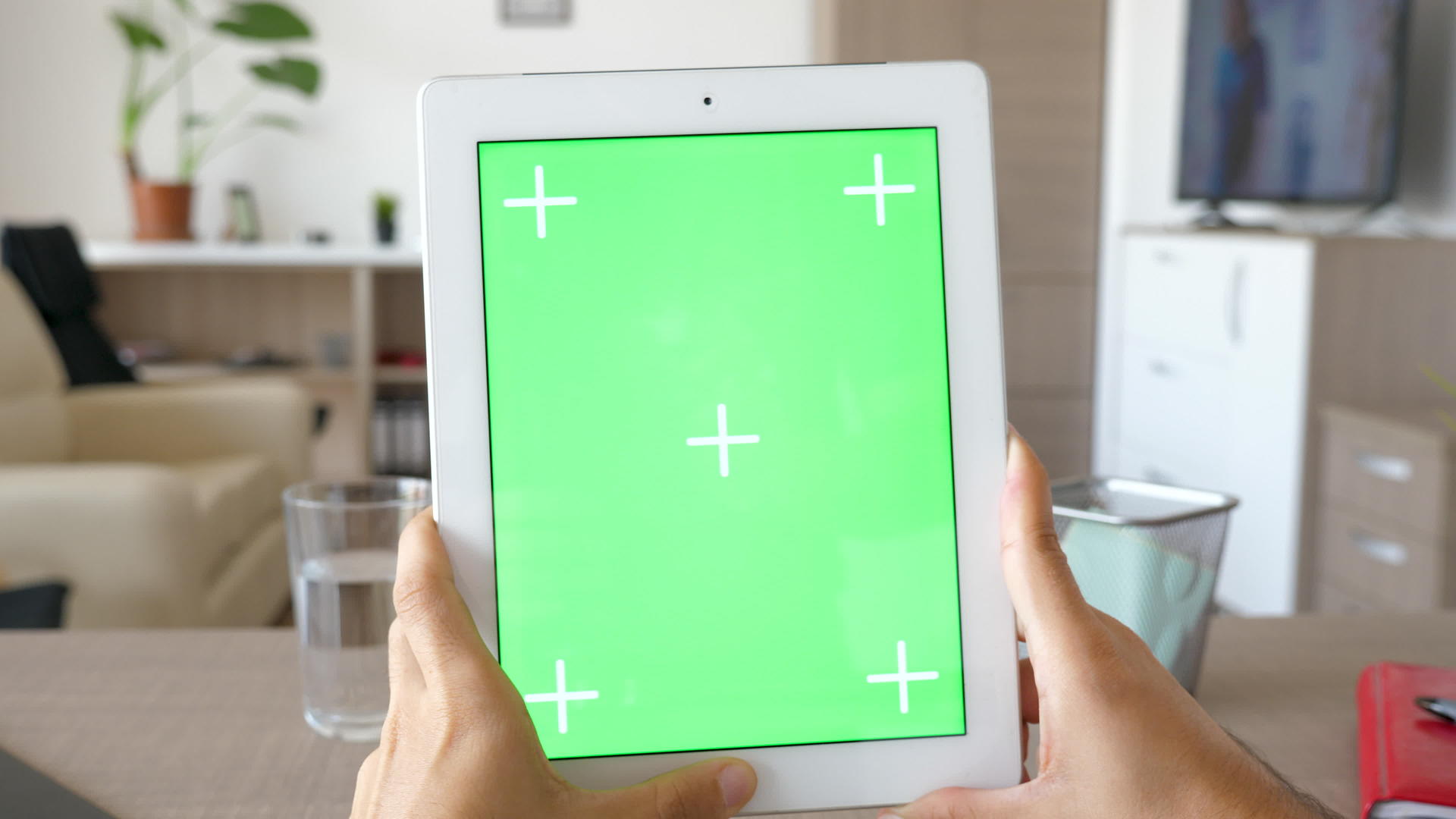 使用绿色屏幕染色体模拟数字平板电脑pc视频的预览图