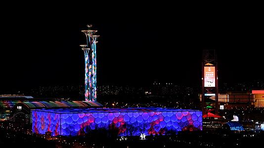 北京冬奥会冰立方与奥林匹克塔灯光秀4K视频的预览图