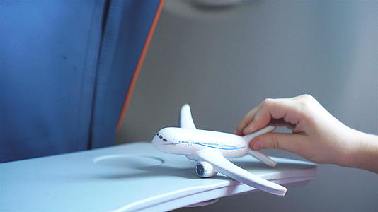 内部手持飞机模型玩具背景窗口视频的预览图
