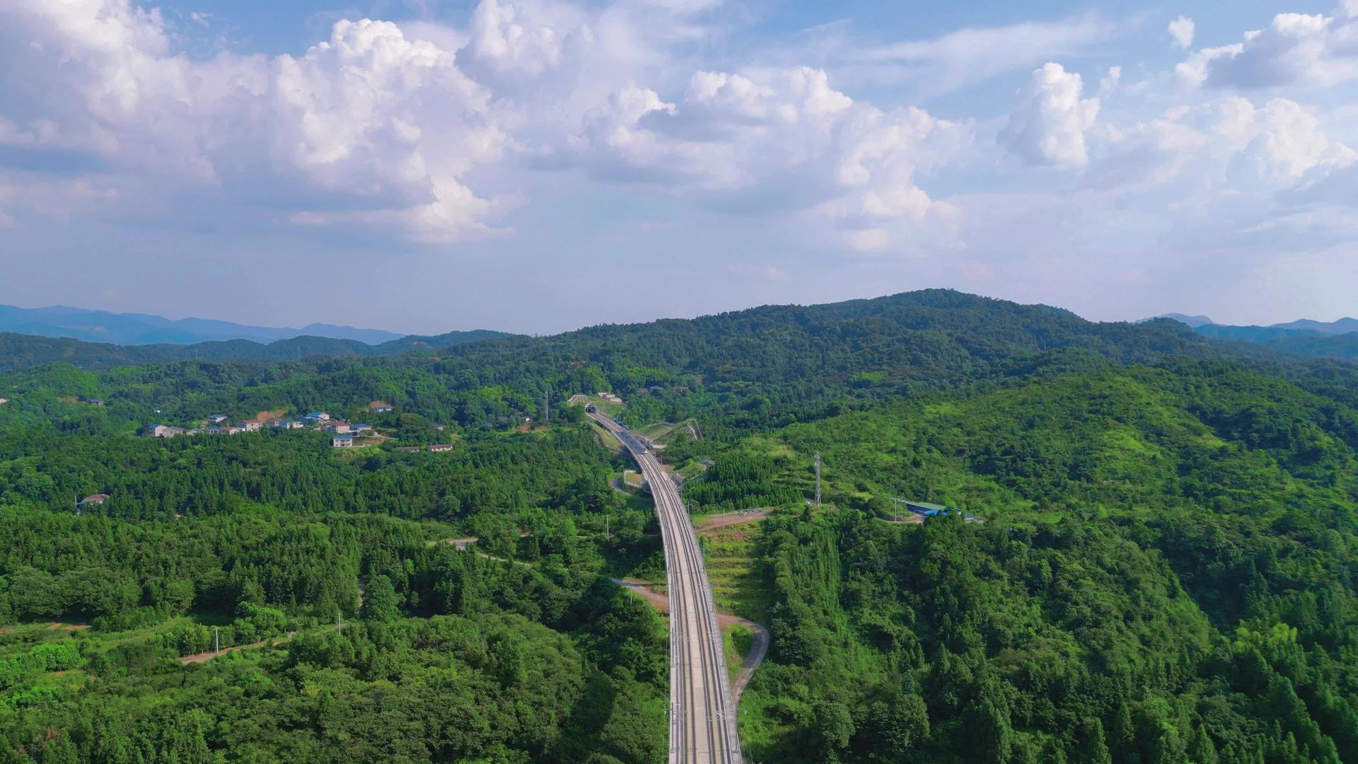 蓝天白云高铁在山区航拍行驶视频的预览图