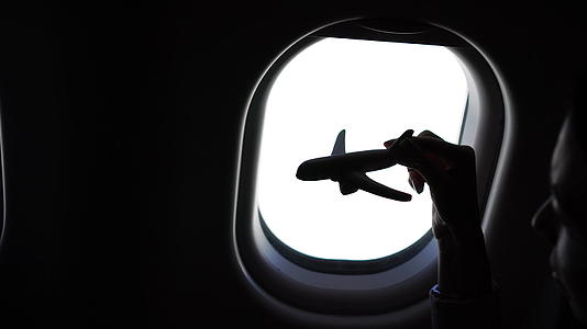 把飞机模型放在飞机上的玩具背景窗口视频的预览图