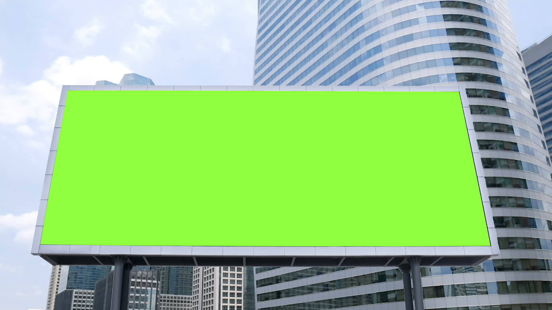 在繁忙的一天商业区办公楼前的空白绿屏模拟广告牌视频的预览图