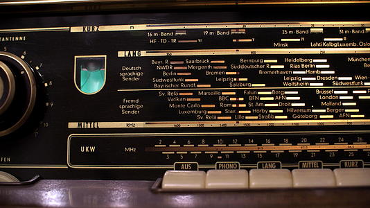 特写显示旧收音机按钮欧洲城市和国家的频率视频的预览图