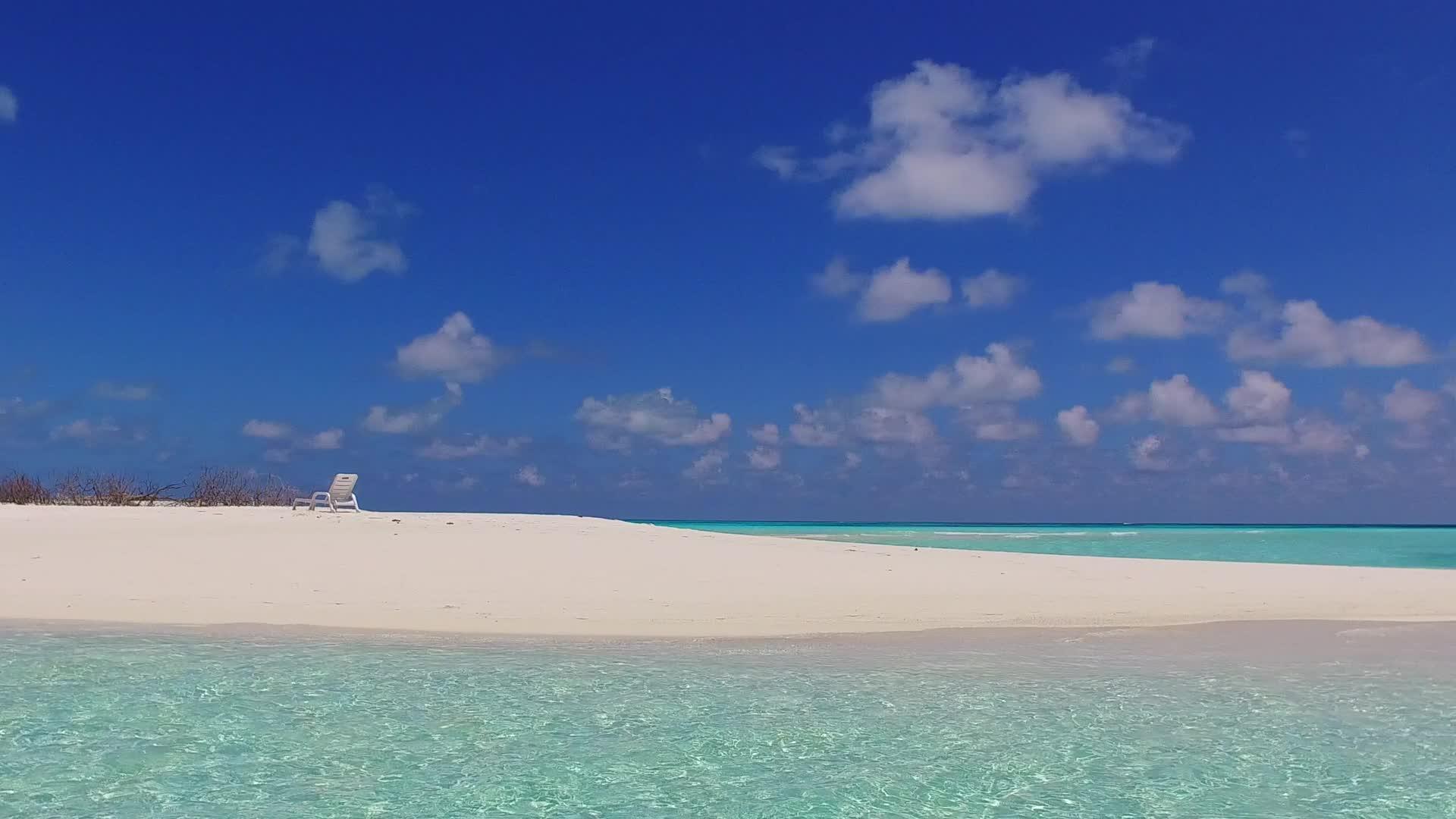 蓝绿色海洋和沙洲附近的白色沙滩背景天堂海岸线度假海滩度假视频的预览图