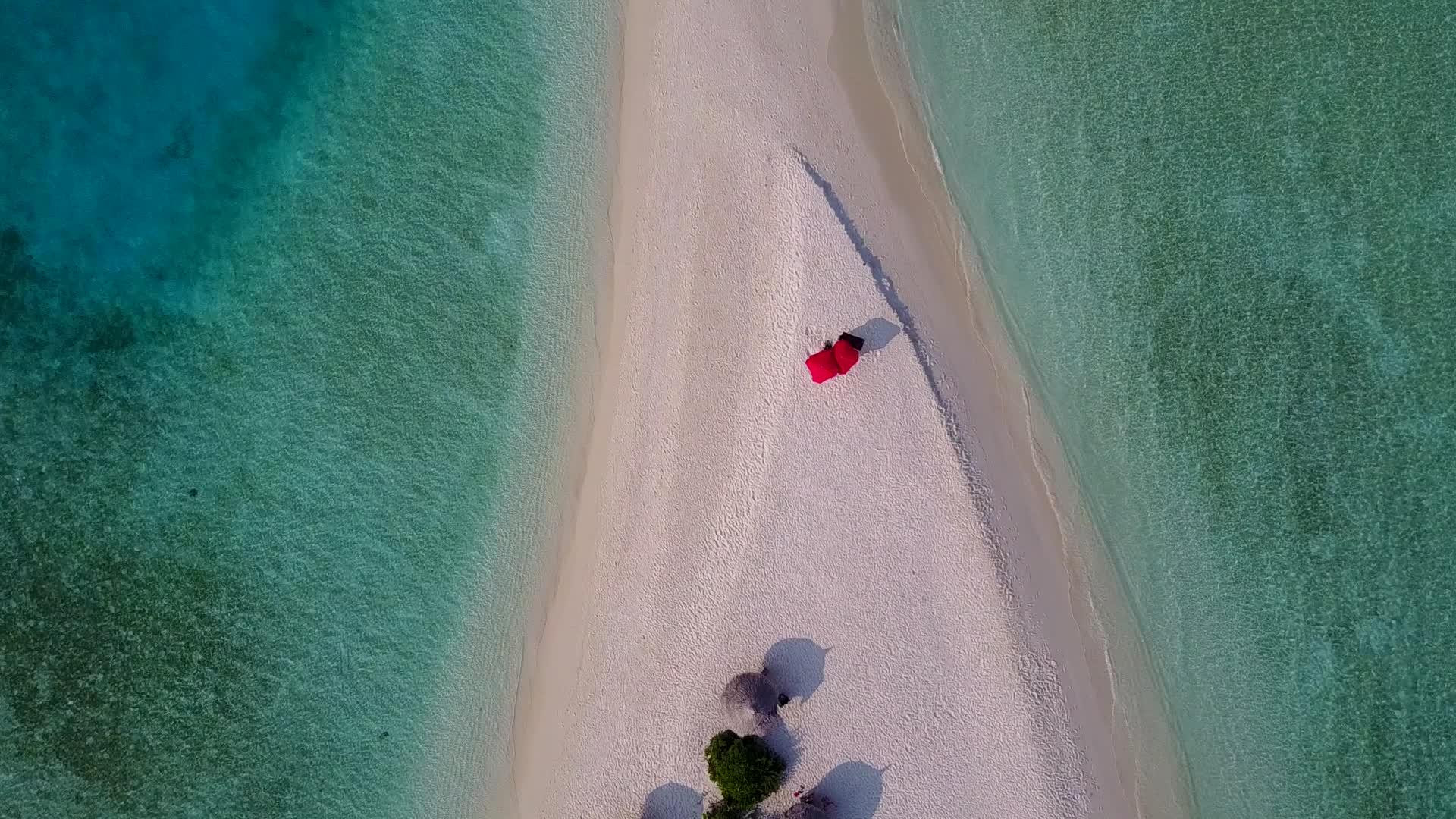 夏季豪华海湾海滩度假抽象片段在度假胜地附近视频的预览图