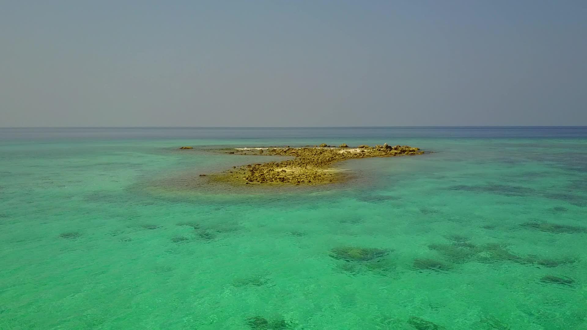 以蓝海放松海滩度假的夏季性质日落前有一个明亮的海滩背景视频的预览图