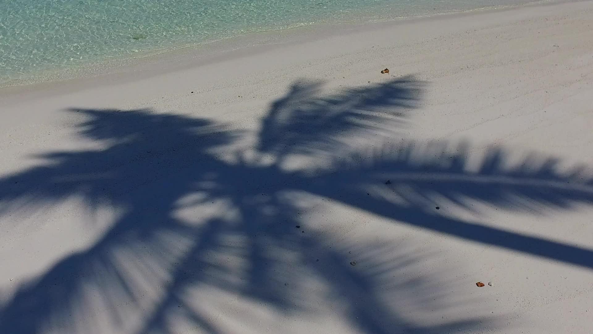 蓝绿色的海洋复制了美丽的海岸线沙洲附近有明亮的沙滩背景视频的预览图