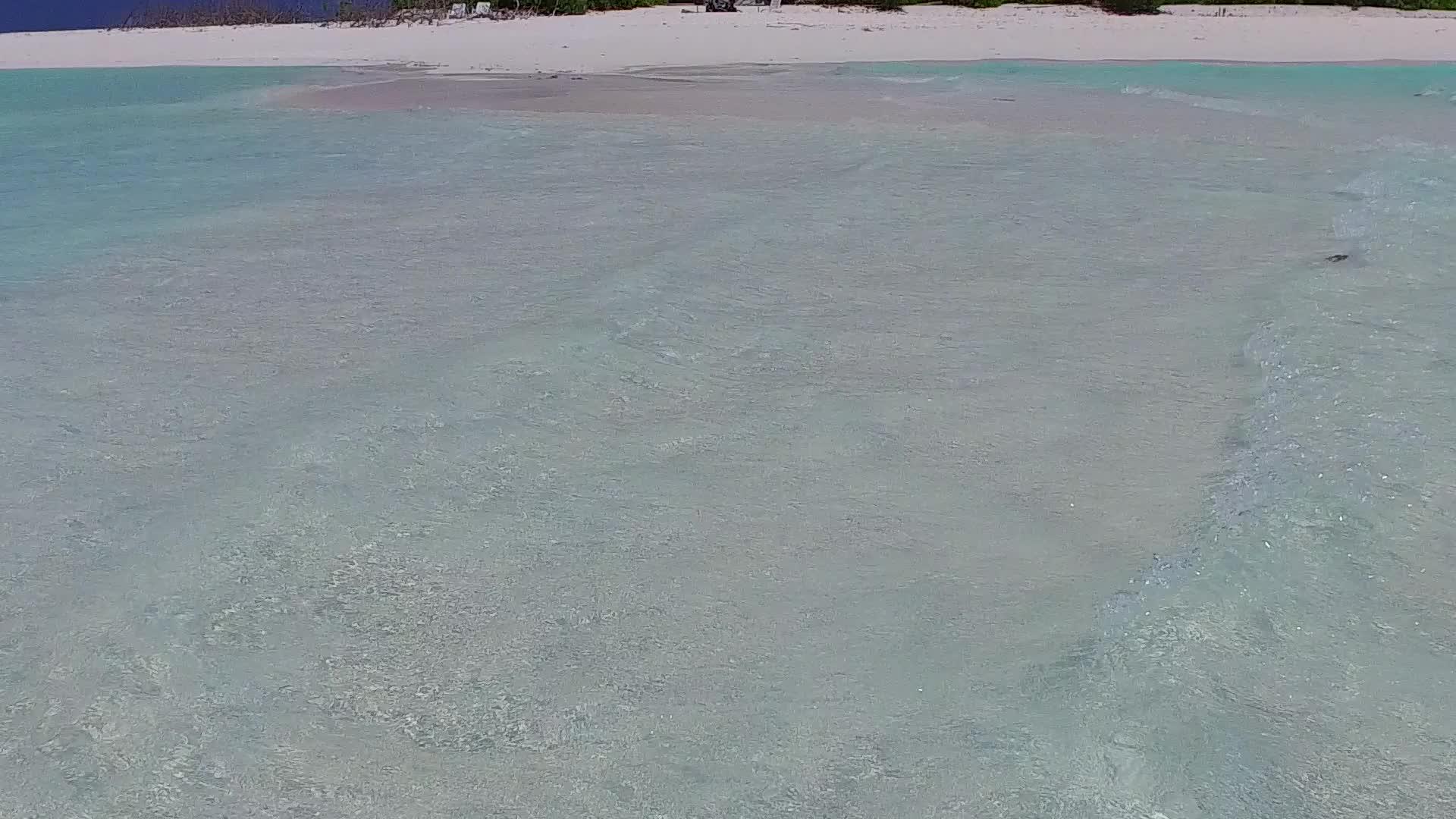 外来岛屿海滩被浅海冲浪打破浅海有白色沙子背景视频的预览图