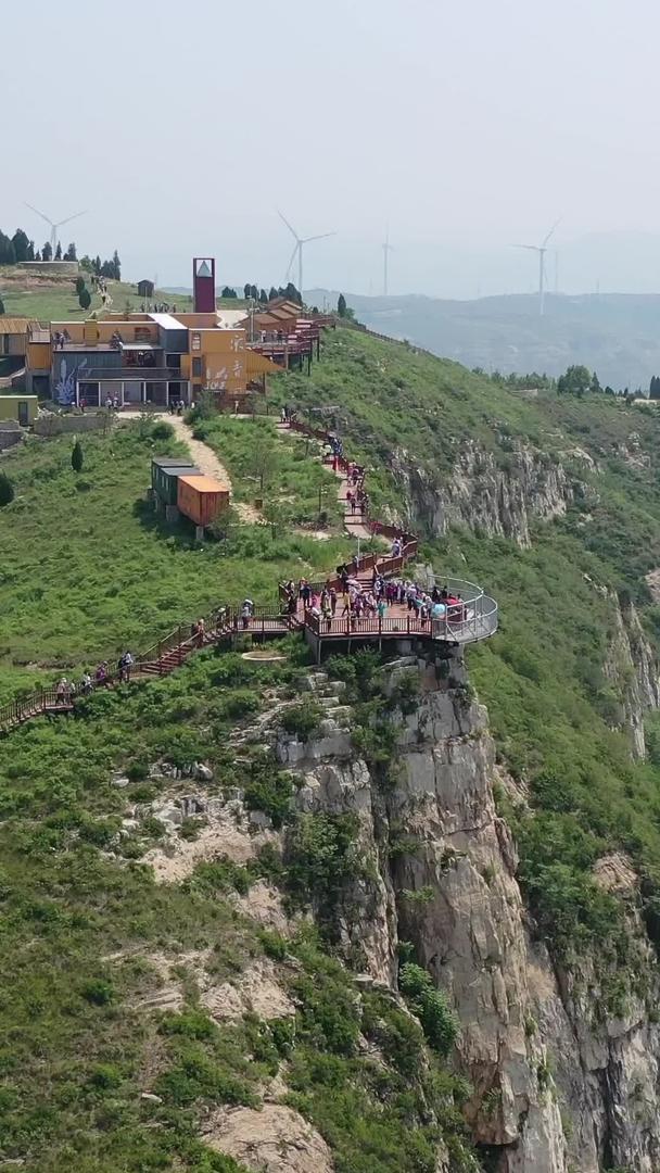 航空拍摄悬崖上的观景平台和旅游栈道视频的预览图