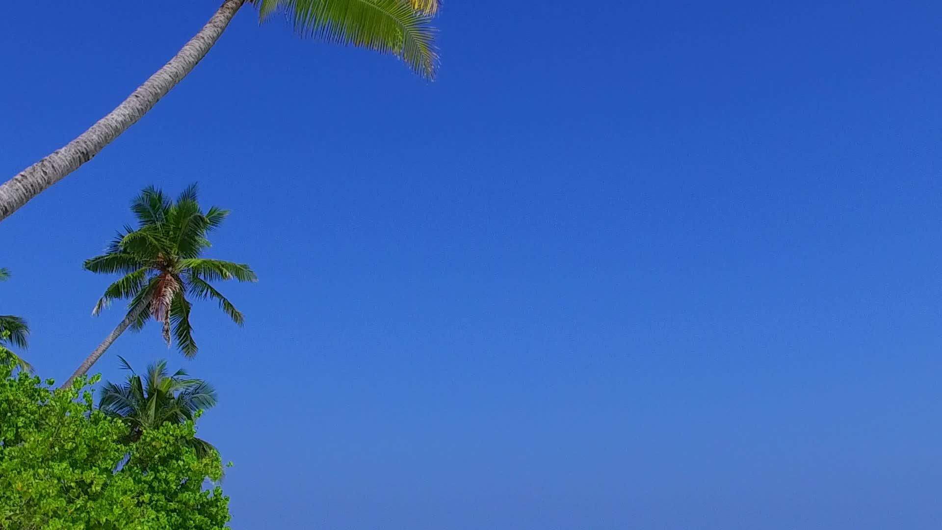 阳光明媚、宁静的岛屿海滩从绿色的海滩穿过晴朗的海滩视频的预览图