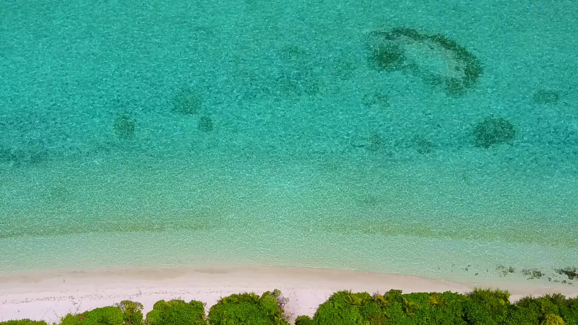 蓝色的海洋和日出后的白色沙滩美丽的海岸海滩航行空间视频的预览图