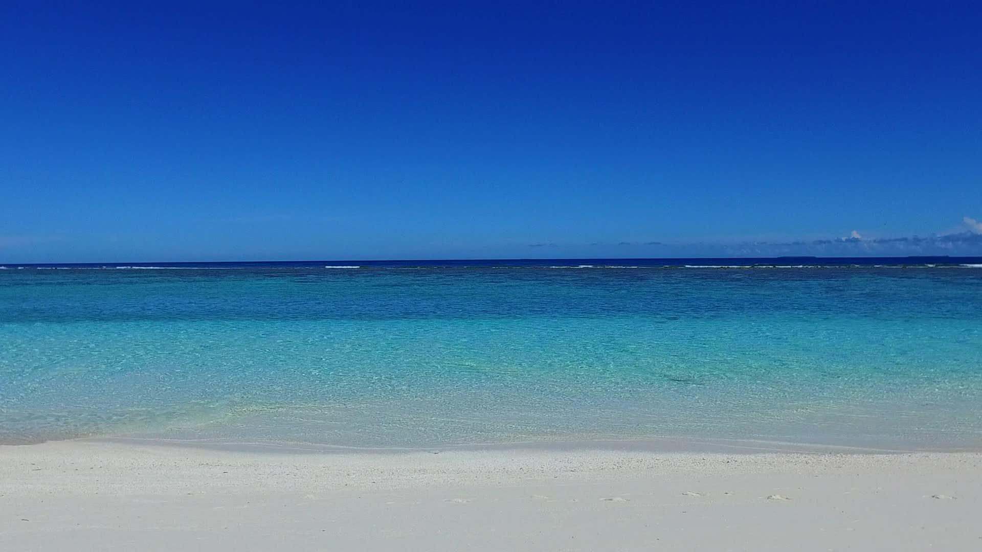 以白色沙滩为背景的白沙岩为背景的蓝色环礁湖视频的预览图