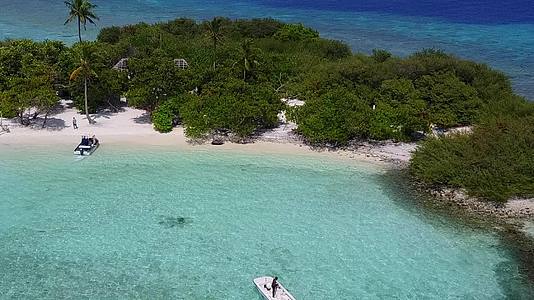 豪华岛屿海滩被蓝水冲破视频的预览图