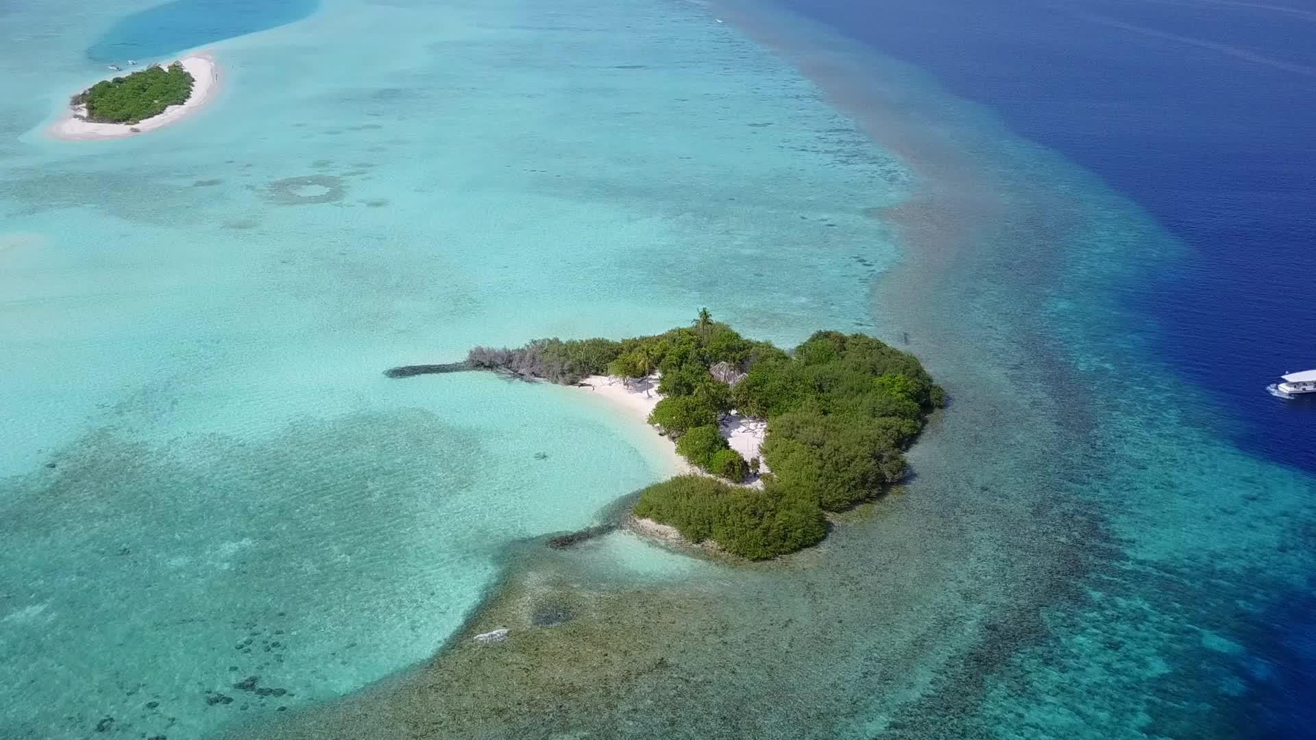 蓝色的水打破了沿海海滩的天空在海滩附近有白色沙子的背景视频的预览图