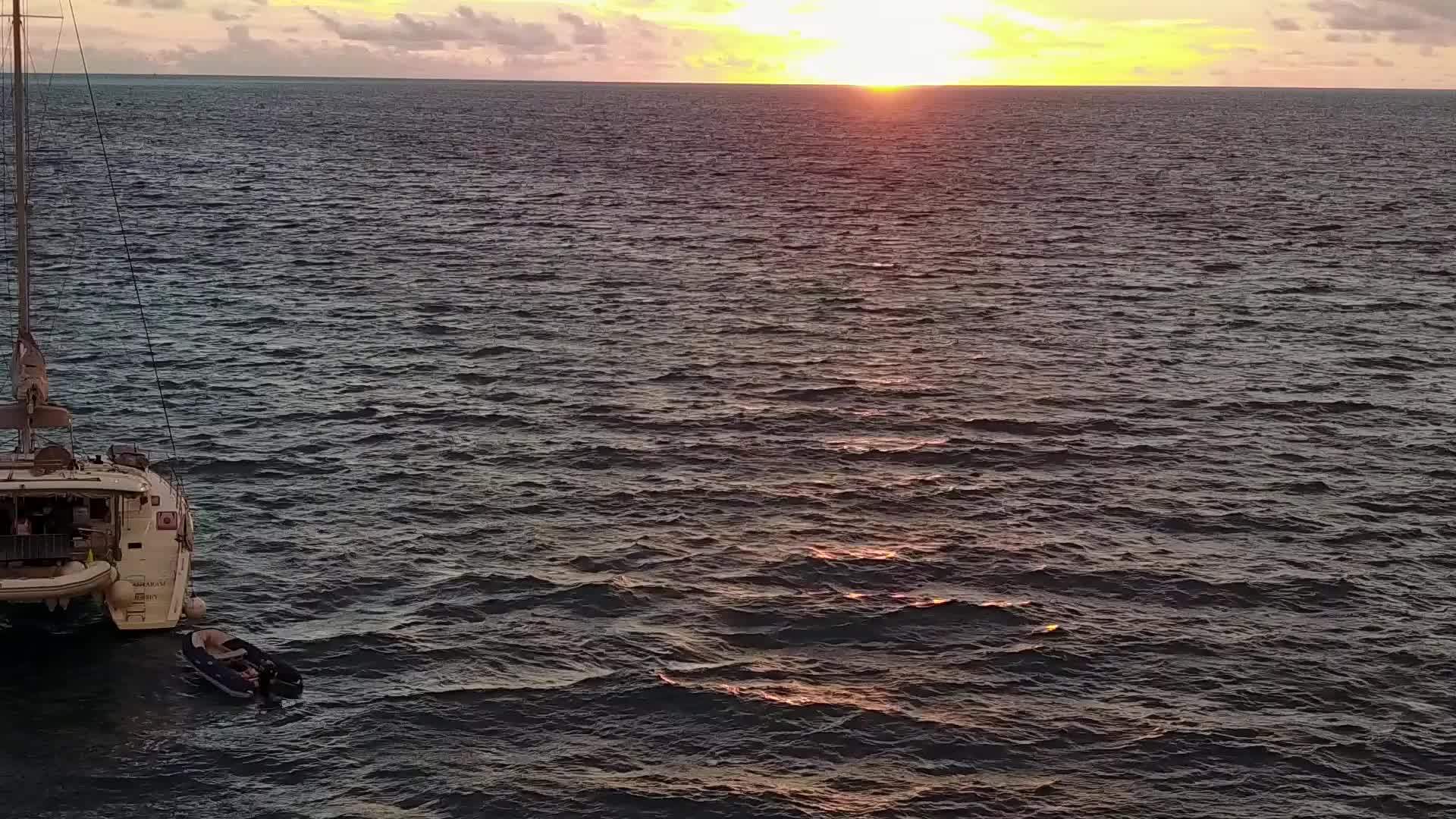 宁湾海滩的背景是在蓝海和海滩附近的白沙沙本沿着蓝海航行视频的预览图