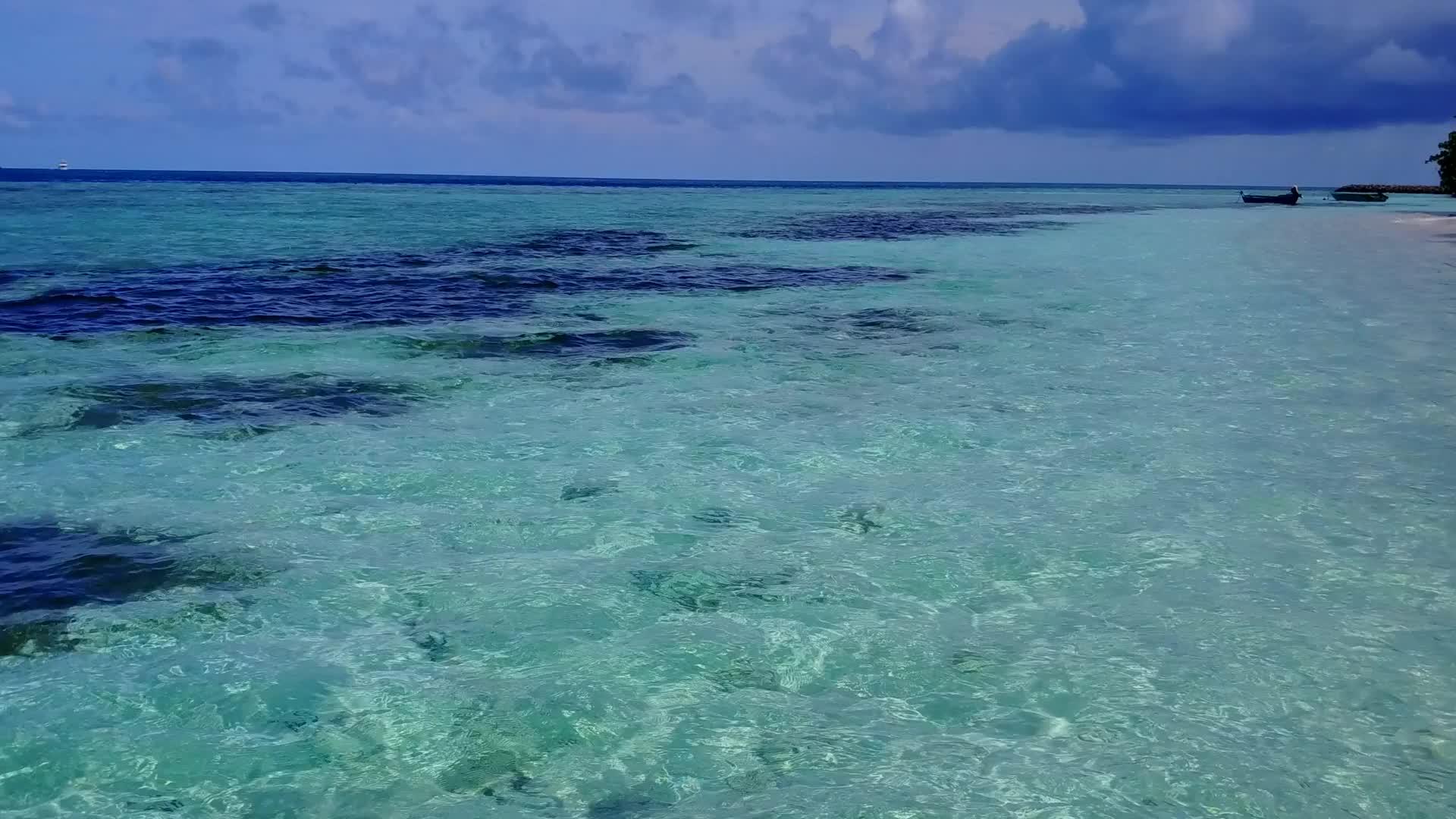 蓝色海洋和接近冲浪的白色沙沙背景完美的海岸线海滩假日视频的预览图