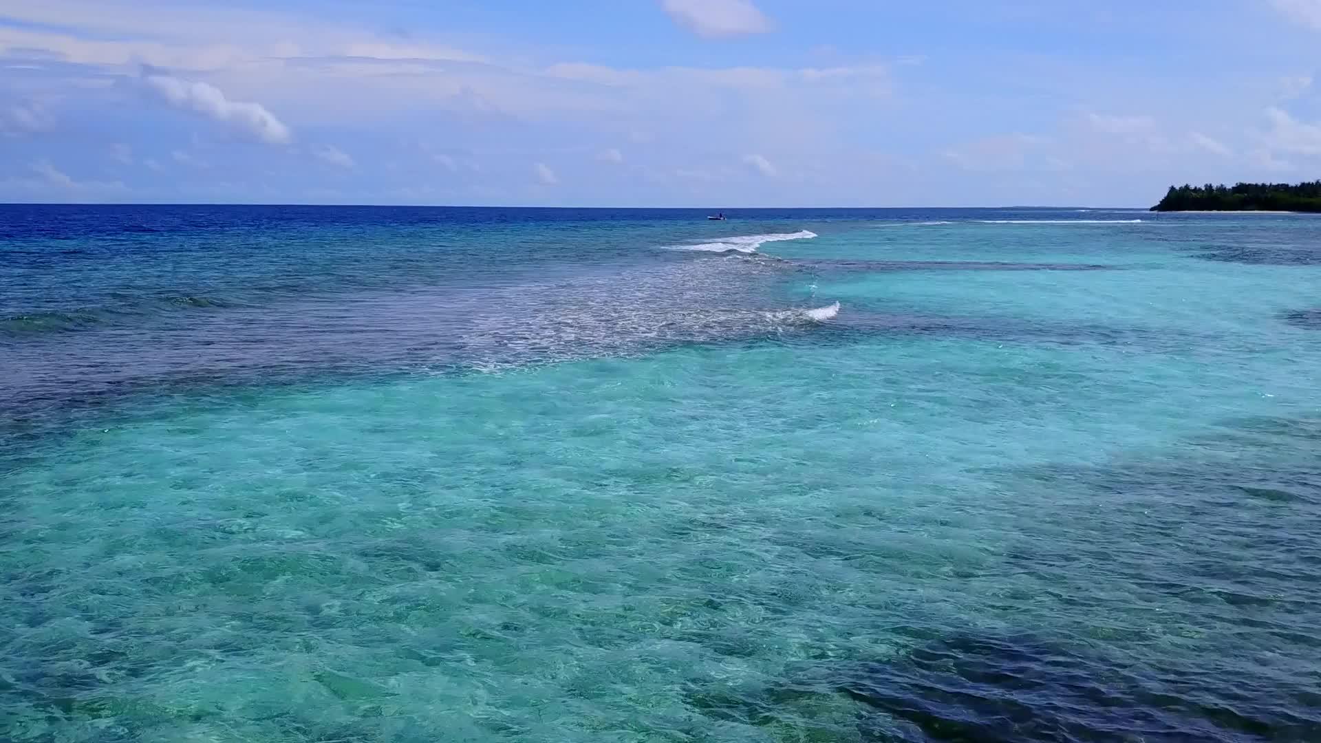浅海沿岸美丽的海岸线和海滩生活方式视频的预览图