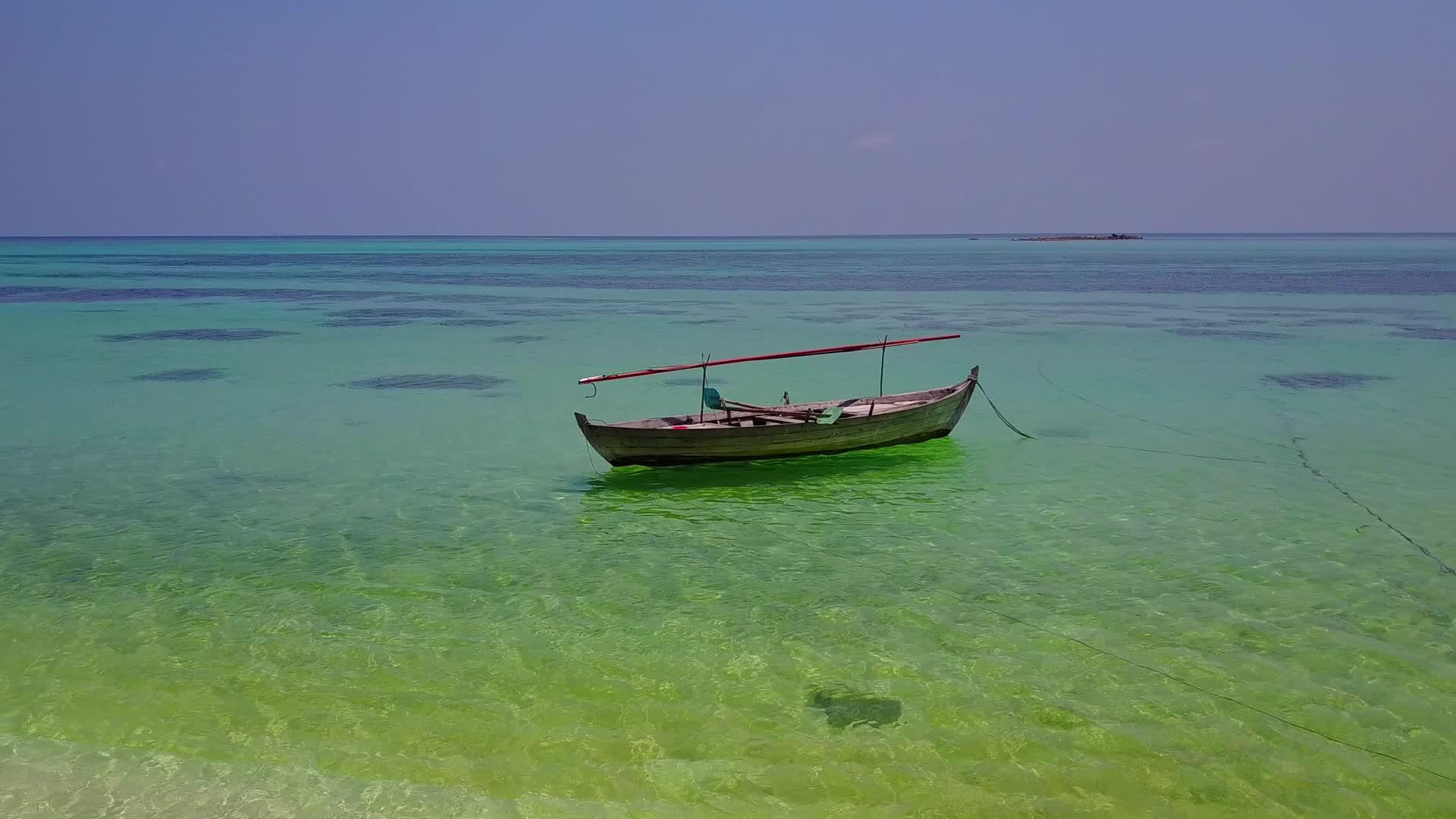 日出后热带海滩的背景是蓝绿环礁湖和白色沙滩视频的预览图