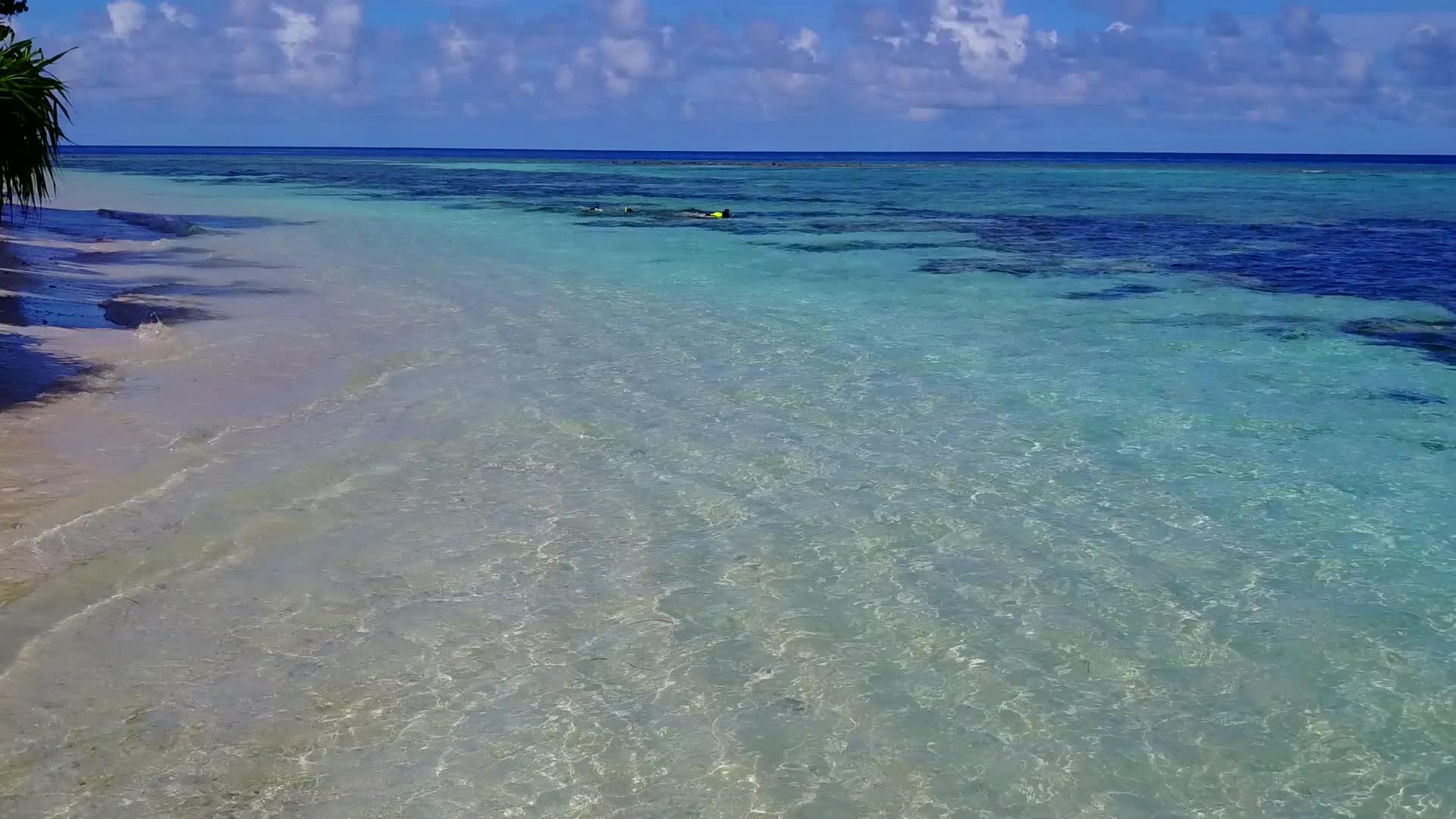 阳光明媚的海滩奇观天空在度假胜地附近使用透明的水和透明的水视频的预览图
