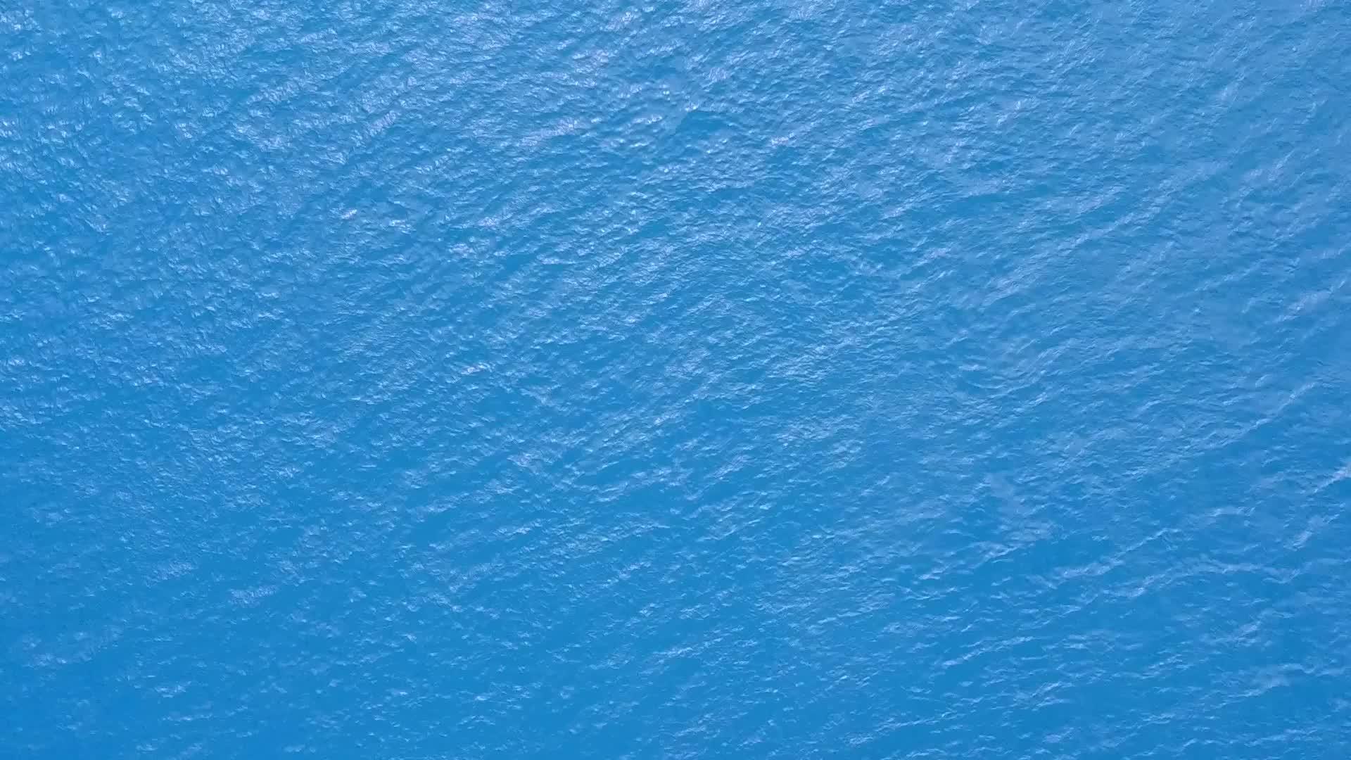 海滩之旅阳光明媚蓝色绿色海白沙背景冲浪视频的预览图