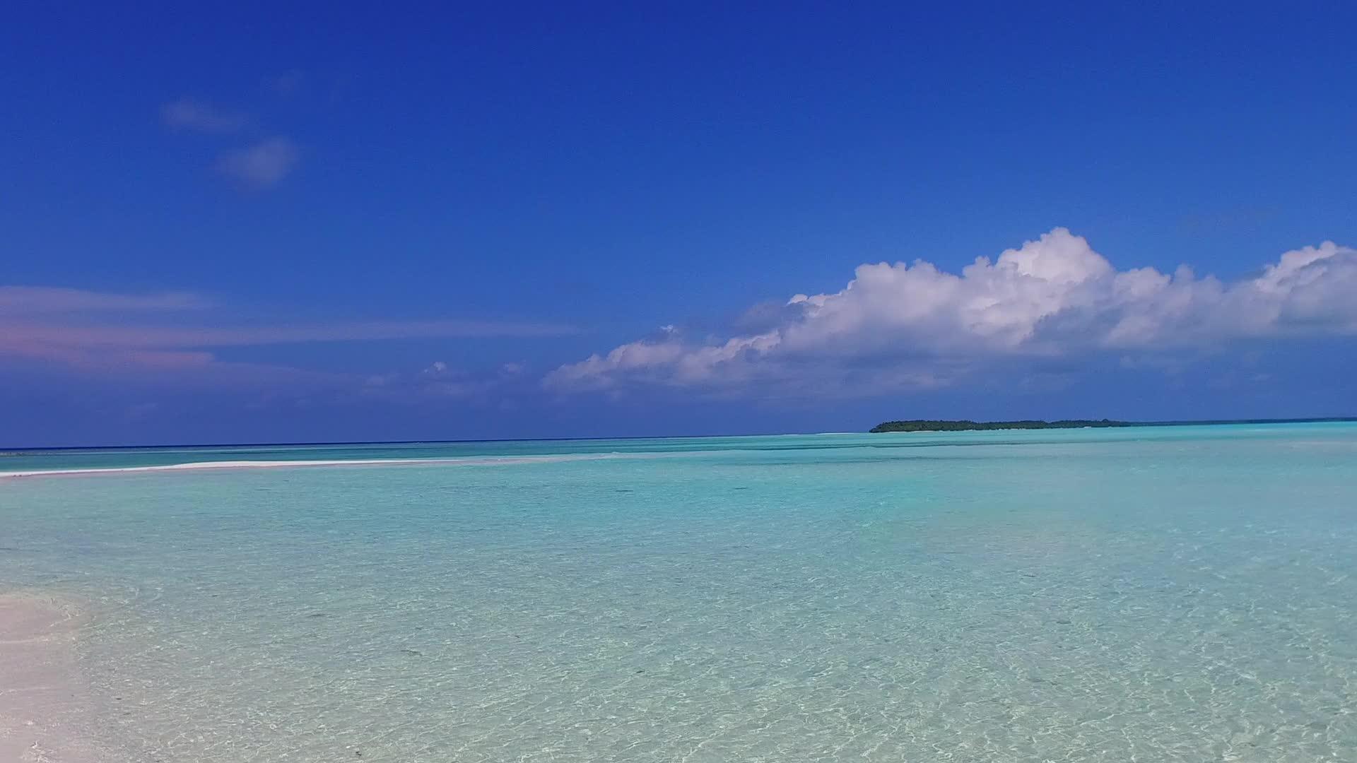 蓝海在海滩附近有一个白色的沙滩背景蓝海视频的预览图