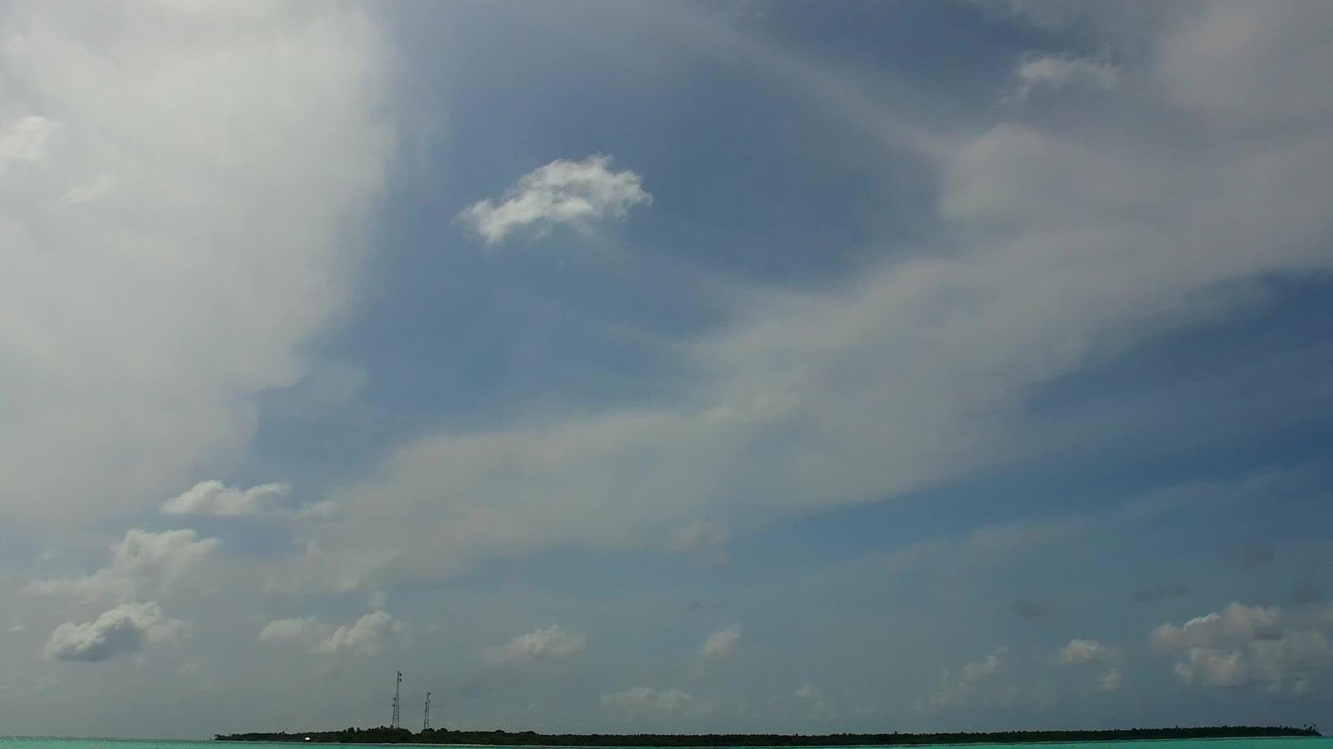 蓝色泻湖度假海滩在珊瑚礁附近的白色沙滩背景下冒险视频的预览图
