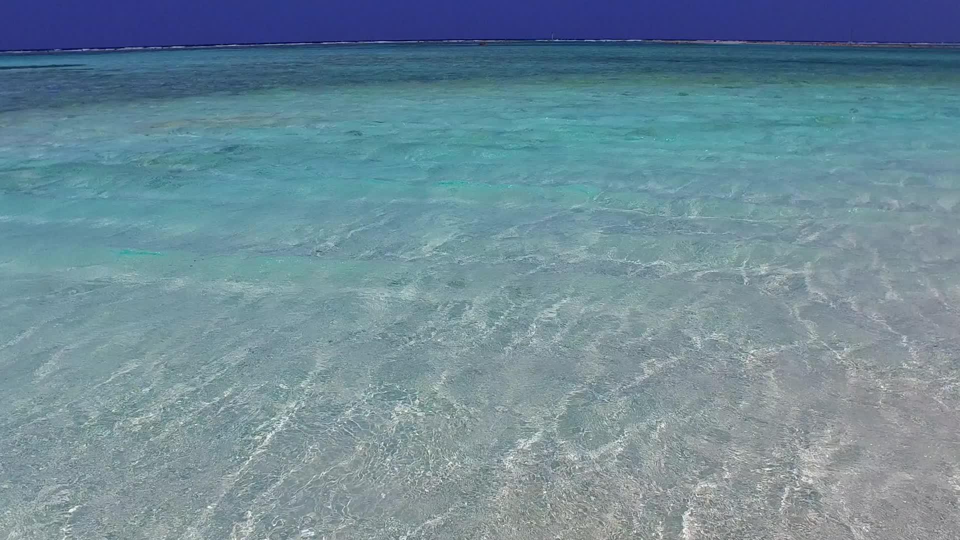 日落前水蓝环礁湖和浅沙背景的海景阳光明媚视频的预览图
