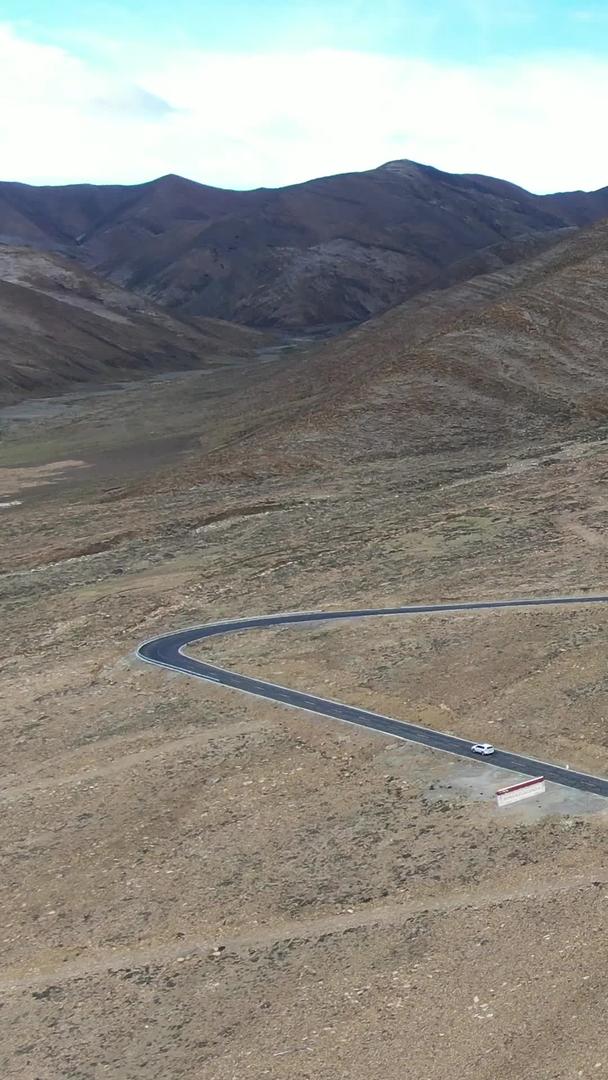 喜马拉雅山脉崎岖蜿蜒的盘山公路航拍视频的预览图