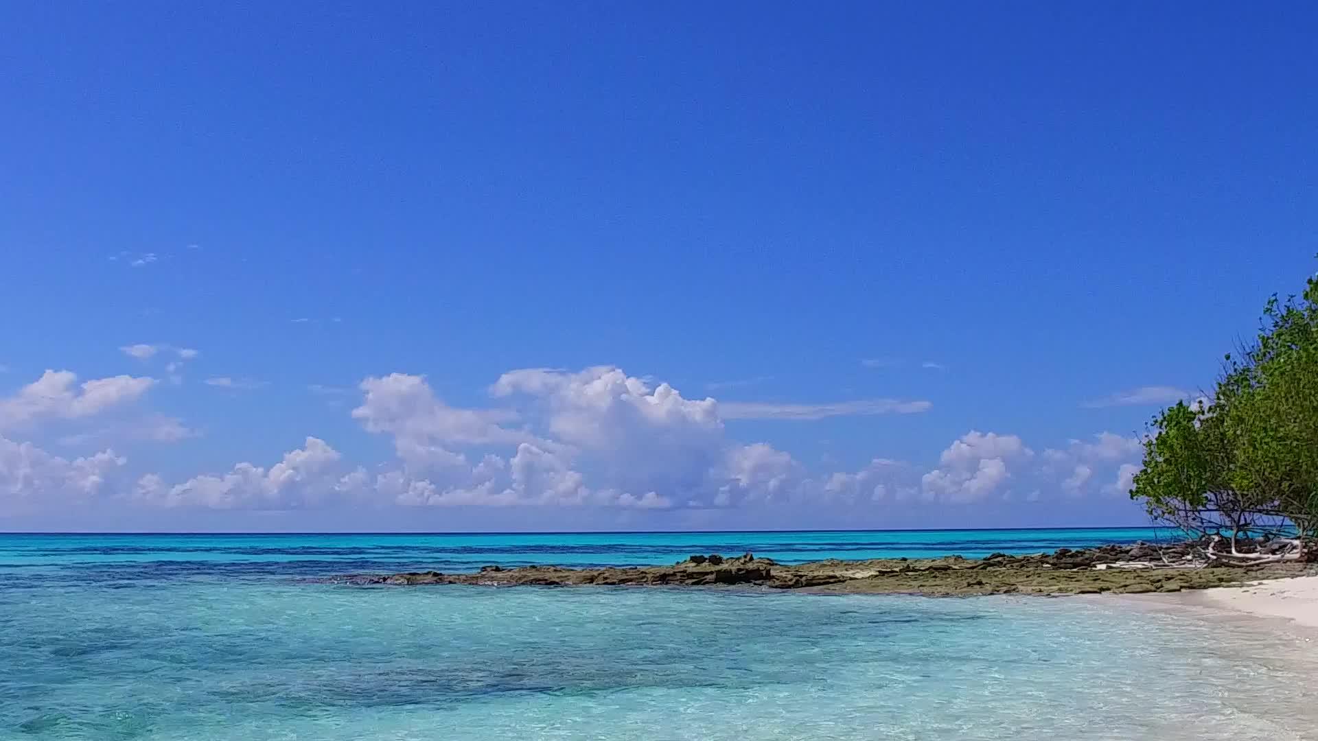 日落前浅礁湖和清洁海滩背景的浅礁被打破视频的预览图
