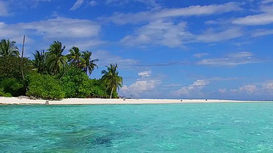 清晨过后蓝色环礁湖和白色沙滩沙滩背景阳光明媚海景宁静海景清澈视频的预览图