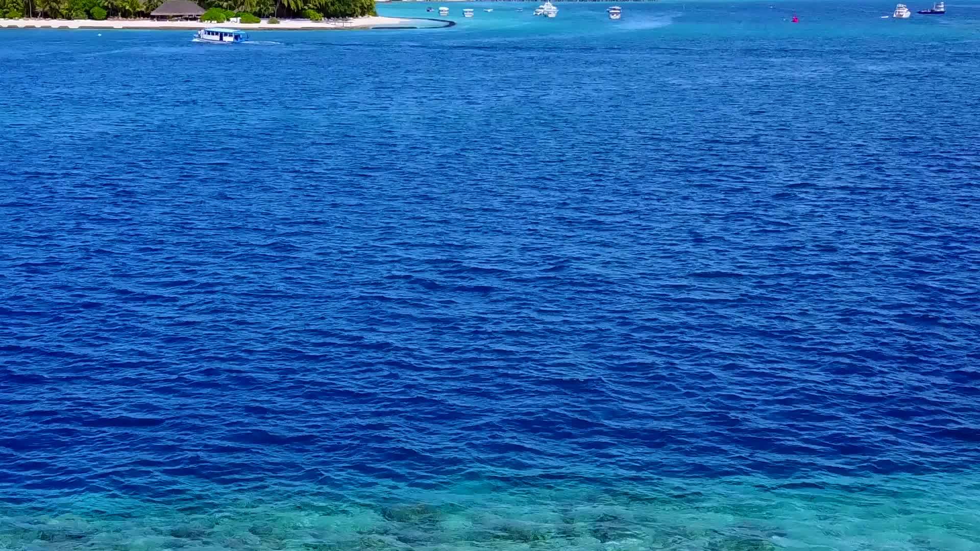 具有蓝环礁湖和日落前清洁海滩背景的海滨海滩旅游视频的预览图